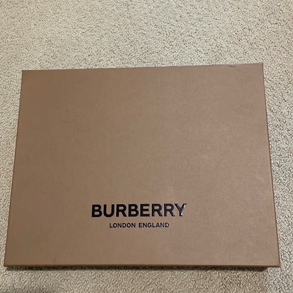 Empty box Burberry